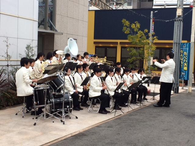 箕面自由学園の演奏