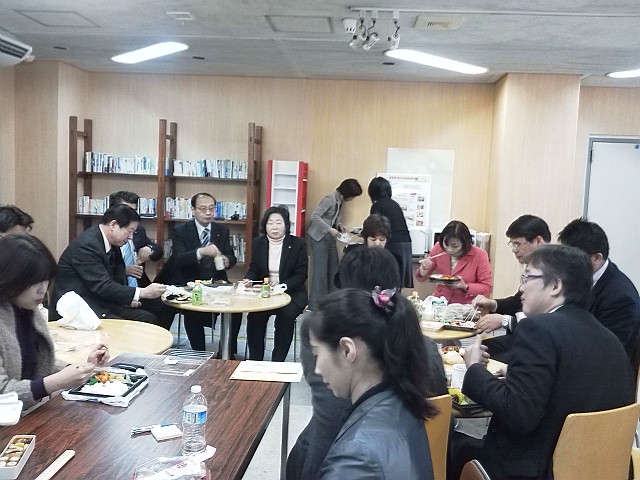 公明党豊中市議会議員団で、豊中起業チャレンジセンターを視察