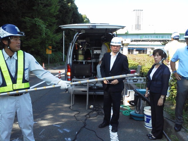 国道423号線（新御堂筋）の空洞の調査に立ち会い