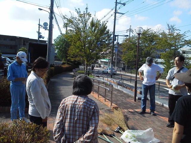 柴原町、宮山町のボランティアグループ「ハッピーフィールド」の皆様と、歩道の清掃活動