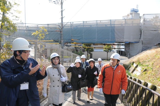 「服部跨道橋」の修繕工事現場を視察