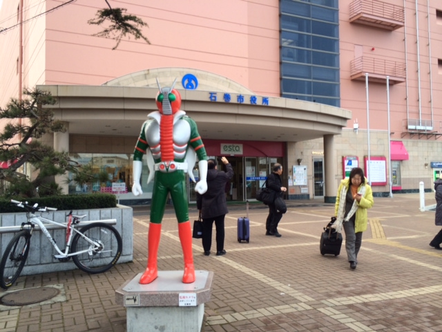 仮面ライダーＶ3の像の股下くらいまで津波で浸水