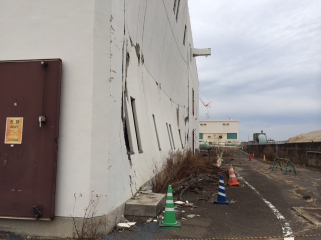 仙台市南蒲生浄化センター津波で壁面が凹んだ主・ポンプ棟